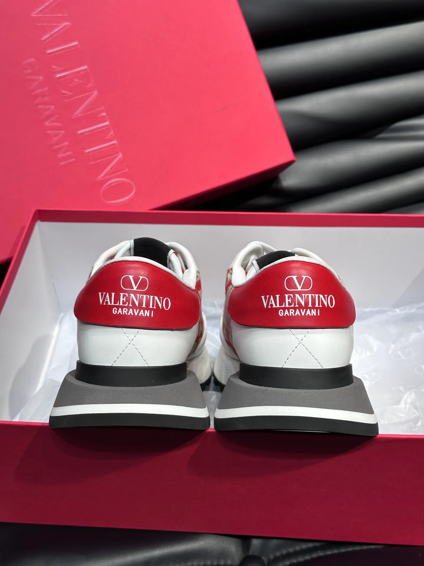 P540💰 Product trademark: VALENTINO "Valentino" Regular size: 38-44 [45 customized] Product materials: Warren men's casual sports shoes, made of multi-material splicing, calf leather stitched with suede cowhide, fabric mesh upper, fabric tongue decorated with brand badge, rubber rivet decorative details on the heel, rivet rubber outsole, non-slip, wear-resistant and shock-absorbing, pure cotton inner foot pad, comfortable and breathable, comes with original box packaging bag!